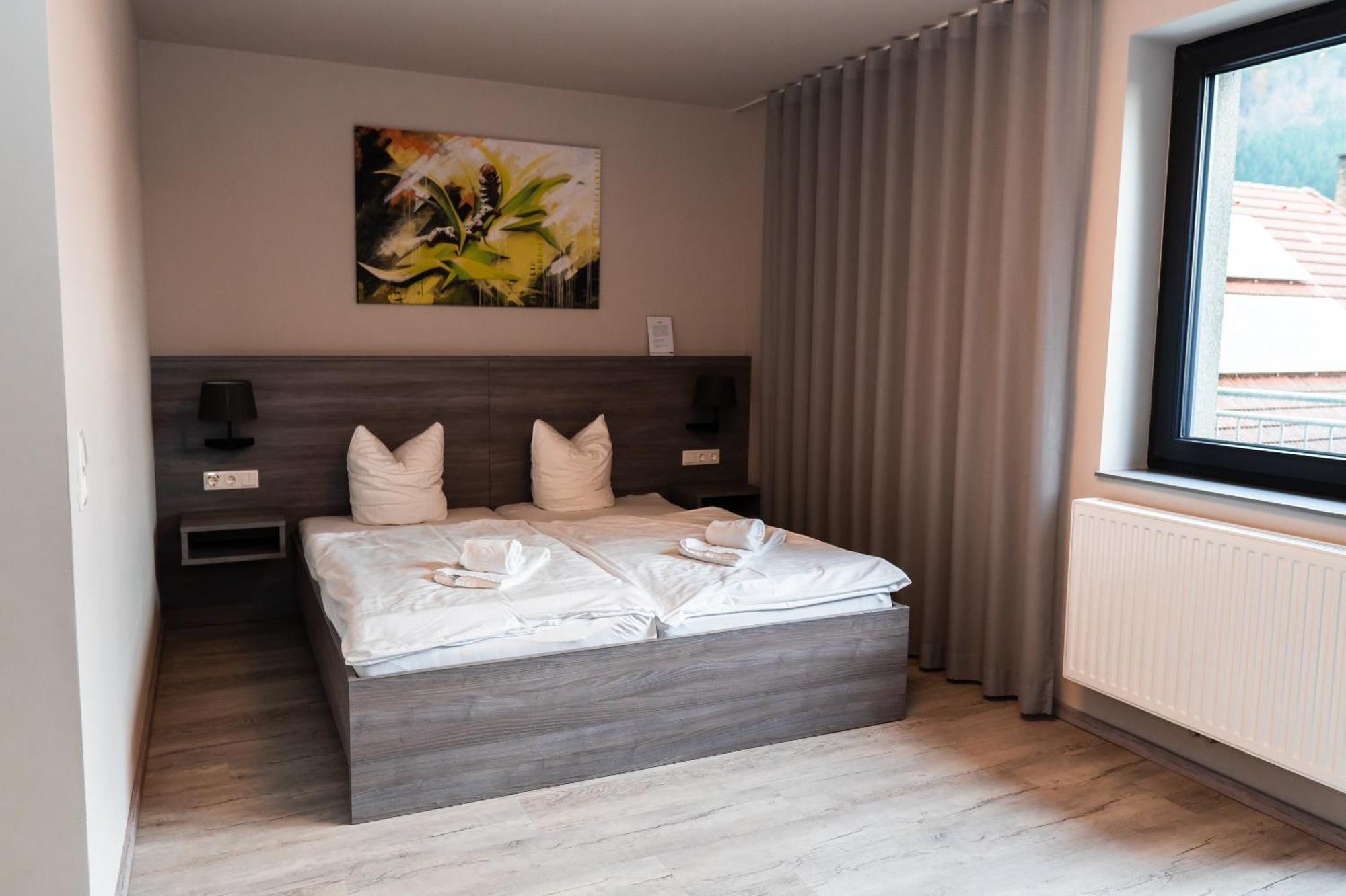 Hotel Zur Schonenburg Schonberg am Kamp ภายนอก รูปภาพ
